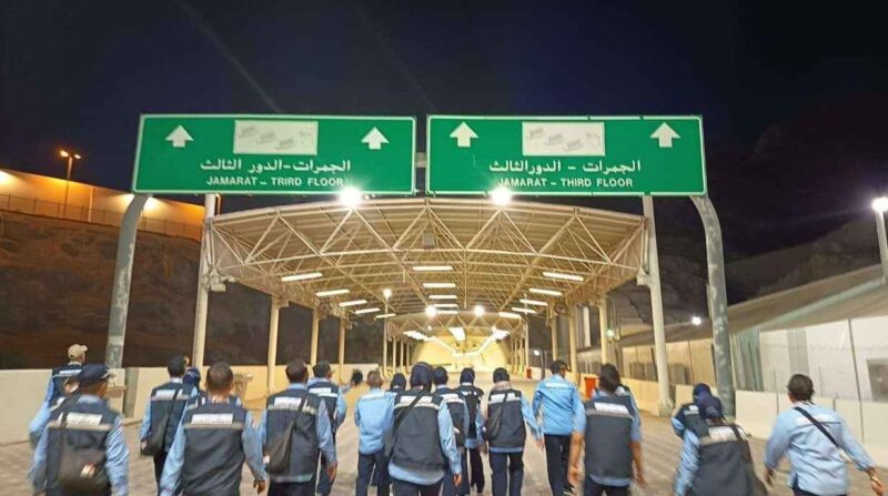 PPIH Daker Madinah saat gladi posko di kawasan Mina, Arab Saudi. Gladi Posko dipimpin oleh Kepala Satuan Operasional (Kasatop) Arafah, Muzdalifah, dan Mina (Armuzna) Harun Arrasyid. (Foto: MCH 2025)