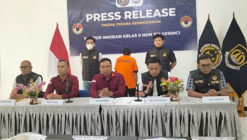 Perempuan Asal Tiongkok Dihentikan Imigrasi Kerinci Saat Berjualan di Pasar Tradisional Sungai Penuh