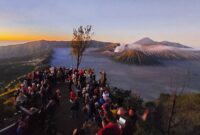 Para wisatawan domestik dan mancanegara menikmati keindahan pemandangan Gunung Bromo, Malang, Jawa Timur. (Foto: RRI/Charlie Reinhard)