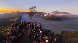 Para wisatawan domestik dan mancanegara menikmati keindahan pemandangan Gunung Bromo, Malang, Jawa Timur. (Foto: RRI/Charlie Reinhard)