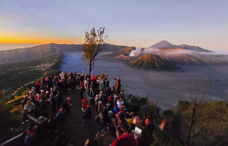 Para wisatawan domestik dan mancanegara menikmati keindahan pemandangan Gunung Bromo, Malang, Jawa Timur. (Foto: RRI/Charlie Reinhard)