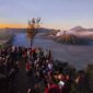 Para wisatawan domestik dan mancanegara menikmati keindahan pemandangan Gunung Bromo, Malang, Jawa Timur. (Foto: RRI/Charlie Reinhard)
