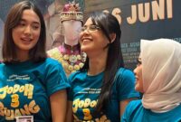 Aisha Nurra Datau (kiri), Maizura (tengah), dan Musdalifah Basri (kanan) di Konferensi Pers film ‘Jodoh 3 Bujang’.  (Foto: RRI/Anisa Putri H)