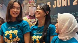 Aisha Nurra Datau (kiri), Maizura (tengah), dan Musdalifah Basri (kanan) di Konferensi Pers film ‘Jodoh 3 Bujang’.  (Foto: RRI/Anisa Putri H)