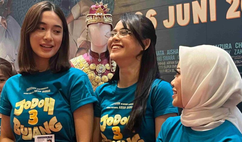 Aisha Nurra Datau (kiri), Maizura (tengah), dan Musdalifah Basri (kanan) di Konferensi Pers film ‘Jodoh 3 Bujang’.  (Foto: RRI/Anisa Putri H)