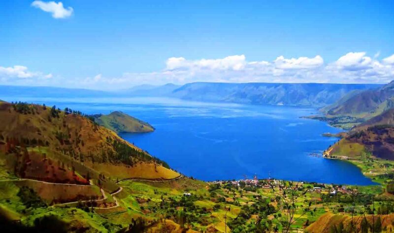 Danau Toba dan Pulau Samosir. (Foto: wisatalagi.blogspot.com)