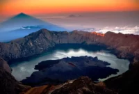 Destinasi Alam Terbaik untuk Solo Traveler Pencinta Petualangan (Gunung Rinjani di Lombok. Foto: angindai.com)