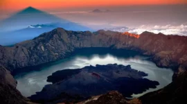 Destinasi Alam Terbaik untuk Solo Traveler Pencinta Petualangan (Gunung Rinjani di Lombok. Foto: angindai.com)