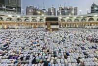 Para jemaah haji melaksanakan salat (Foto: Kemenag)