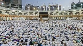 Para jemaah haji melaksanakan salat (Foto: Kemenag)