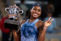 Coco Gauff Selebrasi usai Juara Roland Garros 2025. Ia mengalahkan Aryna Sabalenka 6-7(5), 6-2, 6-4, Sabtu (7/6/2025) (Foto: Media Officer Roland Garros)