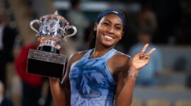 Coco Gauff Selebrasi usai Juara Roland Garros 2025. Ia mengalahkan Aryna Sabalenka 6-7(5), 6-2, 6-4, Sabtu (7/6/2025) (Foto: Media Officer Roland Garros)