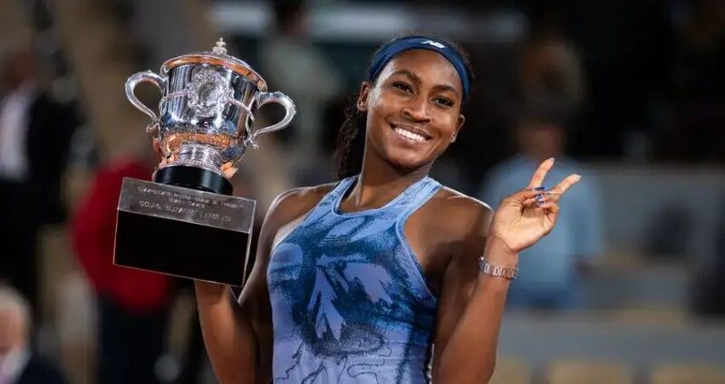 Coco Gauff Selebrasi usai Juara Roland Garros 2025. Ia mengalahkan Aryna Sabalenka 6-7(5), 6-2, 6-4, Sabtu (7/6/2025) (Foto: Media Officer Roland Garros)