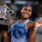 Coco Gauff Selebrasi usai Juara Roland Garros 2025. Ia mengalahkan Aryna Sabalenka 6-7(5), 6-2, 6-4, Sabtu (7/6/2025) (Foto: Media Officer Roland Garros)