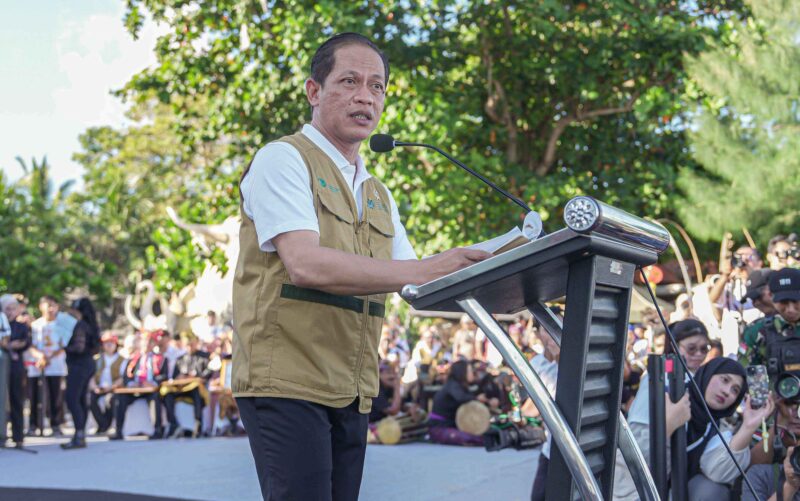 Menteri Lingkungan Hidup Hanif Faisol Nurofiq saat berkunjung ke kawasan Bali. (Foto: Humas KLH)