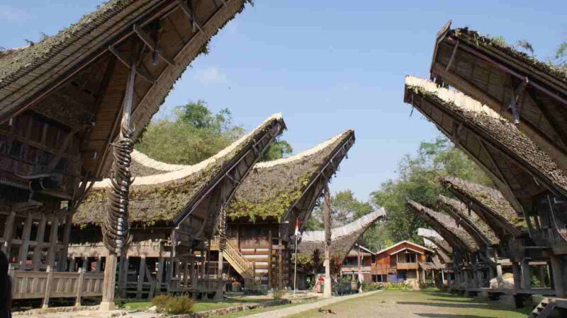 Eksplor Budaya Lokal di Toraja: Adat Unik dan Wisata Alam. (Sumber: Wikipedia)