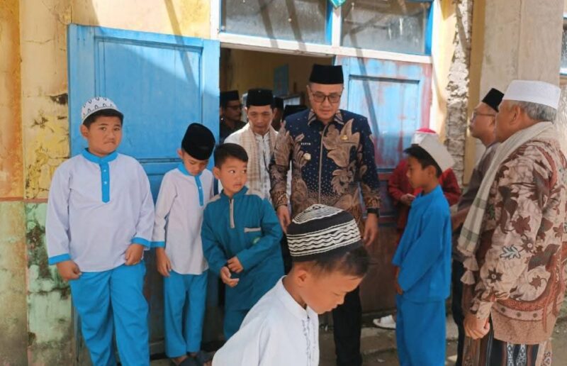 Walikota dan Wawako Sungai Penuh Tinjau SDN 69 Kampung Tengah Rusak. (Foto: Humas)