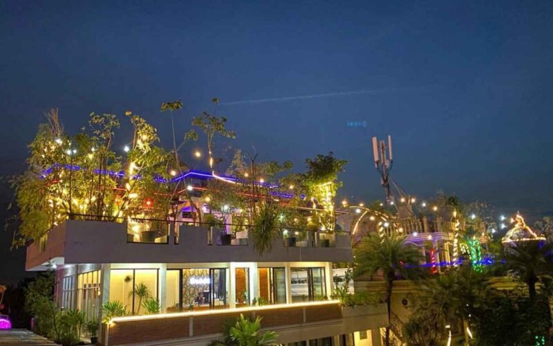 Onado Cafe Ciledug: Tempat Nongkrong Aesthetic dengan Rumah Pohon & Rooftop View Bikin Betah!. (Foto: rakaminstudent.com)