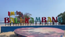 Pantai Balekambang, Tanah Lot Jawa Timur yang Selalu Hidup. (Foto: tiketmasuk)