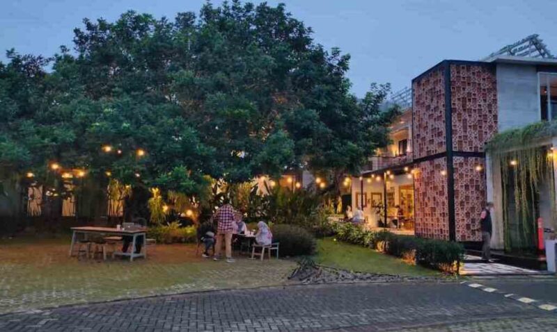 Bruno Cafe in The Park: Tempat Nongkrong Adem di Tengah Taman Jakarta. (Foto: beritajelajah.com