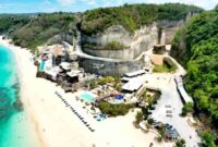 Pantai Melasti Bali: Surga Tersembunyi yang Kini Jadi Magnet Wisatawan Dunia. (Foto: bisniswisata)