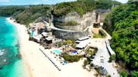 Pantai Melasti Bali: Surga Tersembunyi yang Kini Jadi Magnet Wisatawan Dunia. (Foto: bisniswisata)