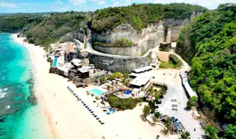 Pantai Melasti Bali: Surga Tersembunyi yang Kini Jadi Magnet Wisatawan Dunia. (Foto: bisniswisata)