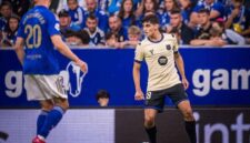 Pemain Barcelona Gerrard Martib (kanan) dibayangi pemain Oviedo Leander Dendoncker dalam lanjutan La Liga di Stadion Carlos Tartiere, Jumat (26/9/2025) dini hari WIB (Foto: Instagram @fcbarcelona)