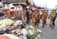 Jalan-Jalan ke Pasar Tanjung Bajure, Wali Kota Sungai Penuh Ingatkan Soal Kebersihan. (Foto: Humas)
