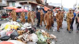 Jalan-Jalan ke Pasar Tanjung Bajure, Wali Kota Sungai Penuh Ingatkan Soal Kebersihan. (Foto: Humas)