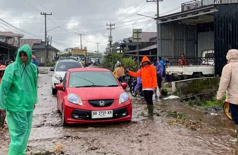 Hujan Deras, Desa di Kerinci Terendam Banjir, Bupati Turun