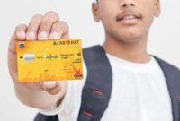 Seorang mahasiswa sedang memegang Kartu Jakarta Mahasiswa Unggul (KJMU) (Foto: Dokumentasi/Pemprov DKI Jakarta)