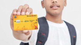 Seorang mahasiswa sedang memegang Kartu Jakarta Mahasiswa Unggul (KJMU) (Foto: Dokumentasi/Pemprov DKI Jakarta)