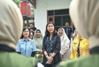 Wakil Menteri PPPA Veronica Tan saat berbincang dengan masyarakat Kalimantan Tengah (Foto: Humas Kementerian PPPA)