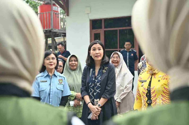 Wakil Menteri PPPA Veronica Tan saat berbincang dengan masyarakat Kalimantan Tengah (Foto: Humas Kementerian PPPA)