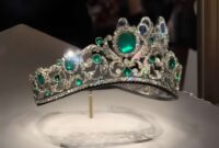 Salah satu perhiasan yang kabarnya dicuri dalam perampukan di Museum Louvre, Perancis, Minggu (19/10/2025) (Foto: Tiktok/le__walk)