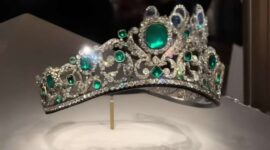 Salah satu perhiasan yang kabarnya dicuri dalam perampukan di Museum Louvre, Perancis, Minggu (19/10/2025) (Foto: Tiktok/le__walk)