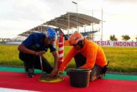 Para pekerja sedang melakukan penyesuaian Sirkuit Mandalika dengan melakukan pemasangan dome, flexible cone, dan brake marker jelang Kejurnas Balap Mobil 24-26 Oktober 2025 (Foto: MGPA)