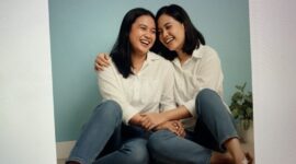 Buat foto studio berdua dengan orang terdekat kini semakin mudah menggunakan prompt yang tepat di Gemini AI. (Sumber: KOMPAS.com/Zulfikar Hardiansyah)