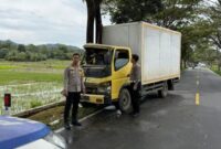 Ngantuk di Jalan, Sopir Truk di Kerinci Tabrak Pohon dan Ketahuan Tak Punya SIM!