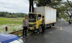 Ngantuk di Jalan, Sopir Truk di Kerinci Tabrak Pohon dan Ketahuan Tak Punya SIM!