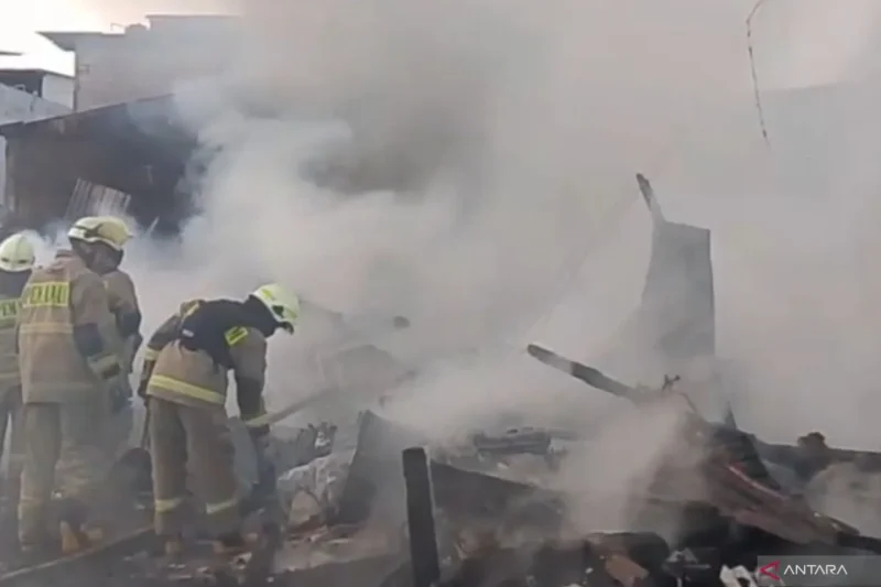 Api Lahap Lapak Rongsokan di Duren Sawit, Kerugian Ditaksir Rp80 Juta (Foto: Antara)