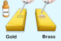 Meskipun terlihat serupa karena warnanya yang kuning, emas (kiri) dan kuningan (kanan) memiliki perbedaan mendasar dalam nilai, berat, dan sifat kimianya. (Sumber: Ilustrasi/Wikihow)