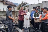 Monadi dan Istri Bantu Warga Pendung Hilir Korban Kebakaran