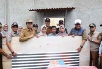 Alfin dan Azhar Turun Tangan Bantu Korban Angin Puting (Foto: Humas)