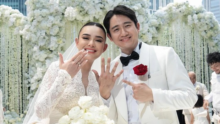 Amanda Manopo dan Kenny Austin resmi menikah, Jumat (10/10/2025). (Foto: Ig @rollmoments)
