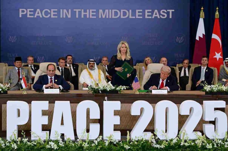 Presiden Prabowo Subianto (berkas abu-abu) menyaksikan proses penandatanganan Perjanjian Perdamaian dan Penghentian Perang di Gaza oleh Presiden AS donald Trump dan Presiden Republik Turkiye Recep Teyyep Erdogan, serta Presiden Republik Arab Mesir Abdel Fatah El-Sisi, pada Senin (13/10/2025). (Foto: Biro Pers Setpres)