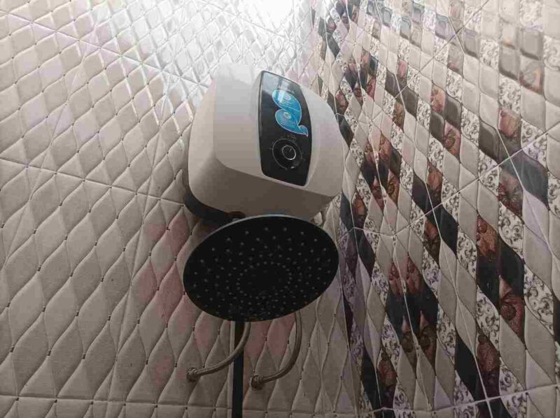 Ilustrasi water heater di kamar mandi yang berfungsi untuk memanaskan air dengan cepat (Foto: RRI/Erniwati)