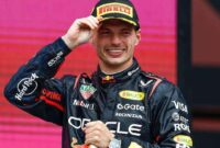 Pembalap Red Bull Racing, Max Verstappen, merayakan kemenangannya di atas podium usai menjuarai GP Azerbaijan, Minggu (21/9/2025) (Foto: Instagram/ @maxverstappen1)