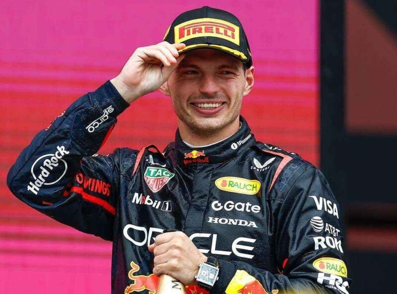 Pembalap Red Bull Racing, Max Verstappen, merayakan kemenangannya di atas podium usai menjuarai GP Azerbaijan, Minggu (21/9/2025) (Foto: Instagram/ @maxverstappen1)